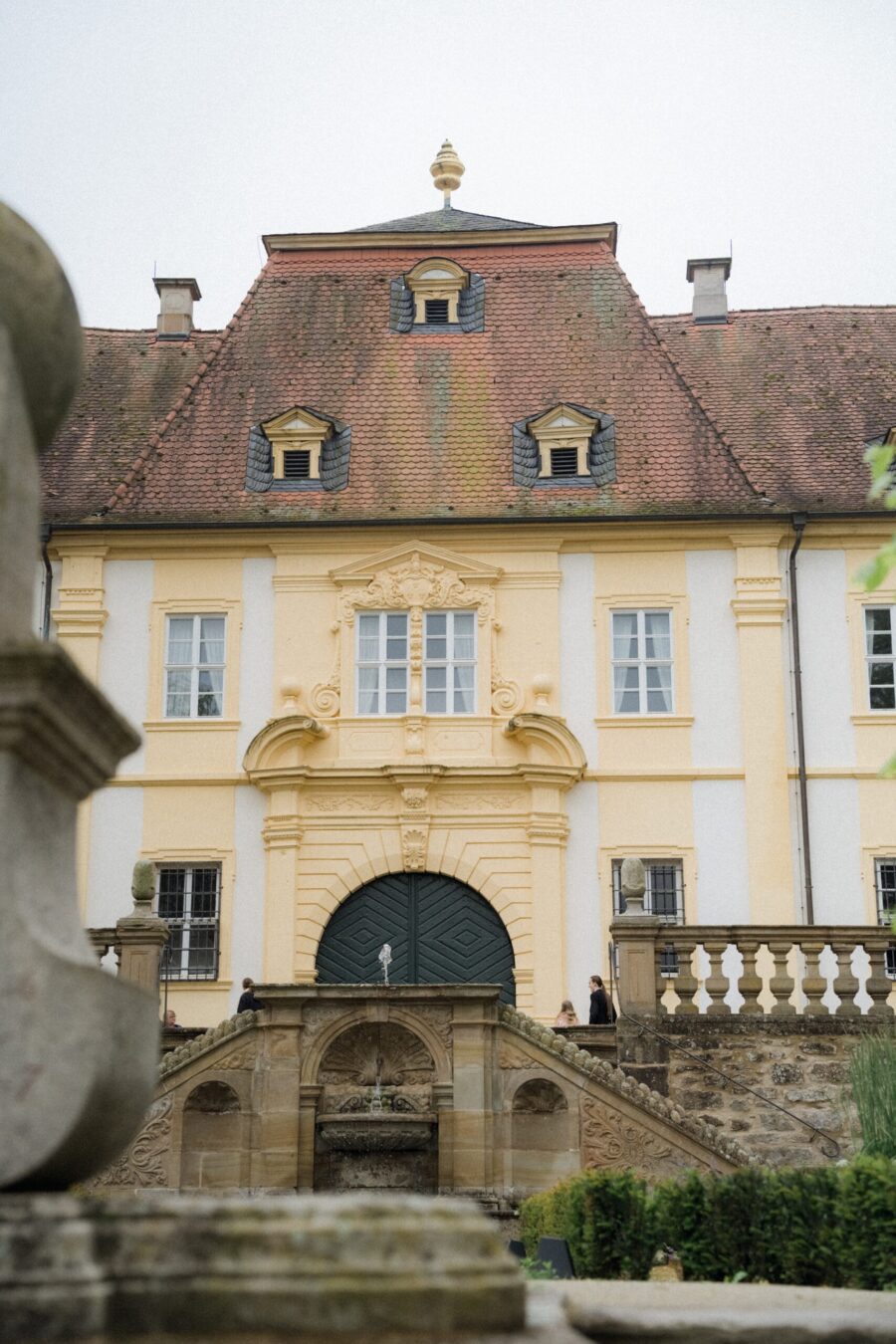 Historische Schlossfassade im Außenbereich