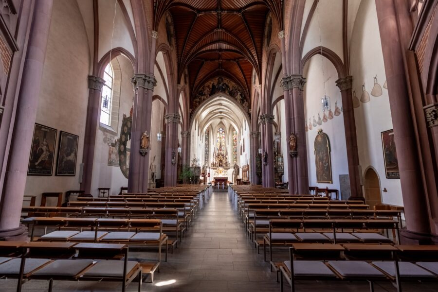 Leere Kirche mit gotischer Architektur.