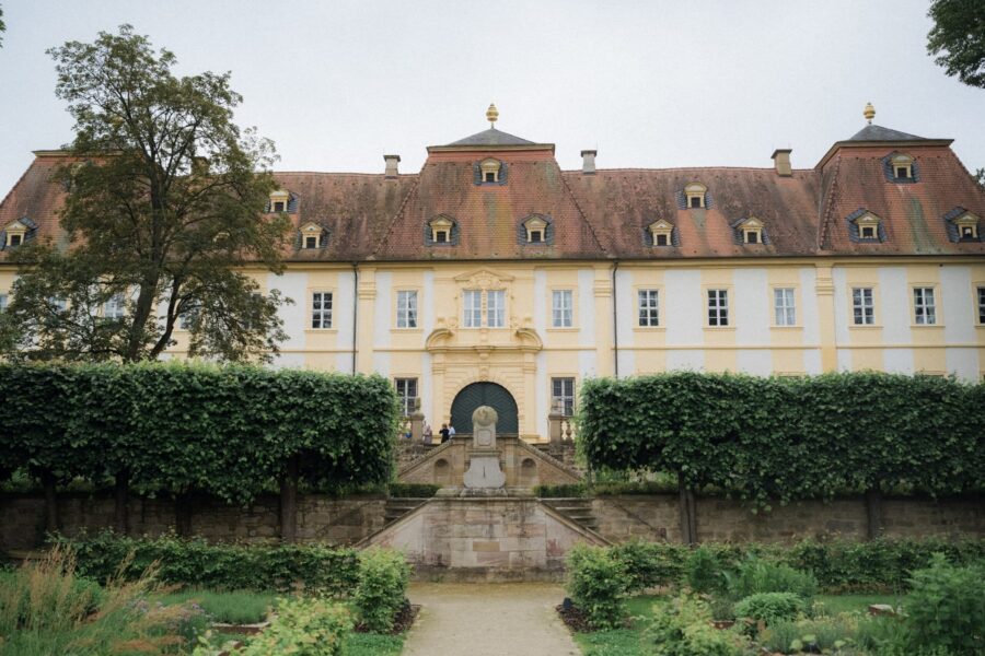 Barockes Schloss mit Garten im Vordergrund