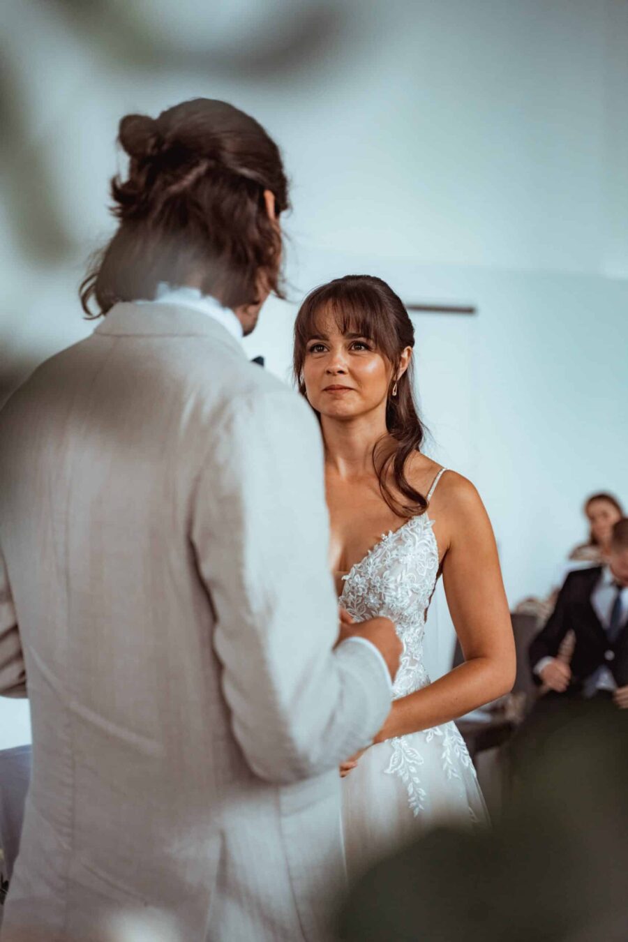 Brautpaar bei der Trauung im Innenbereich