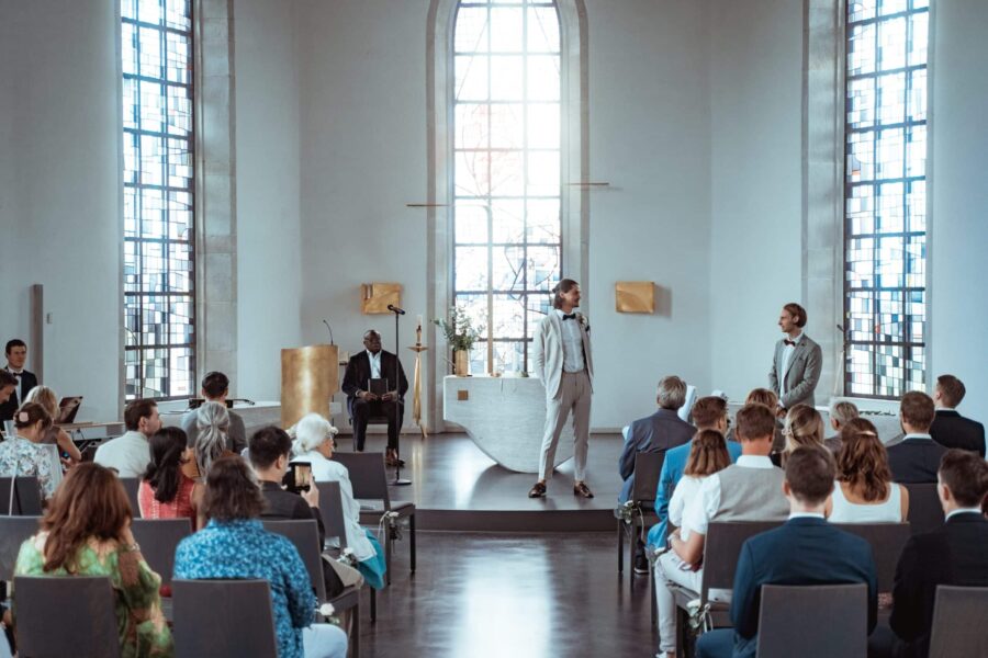 Hochzeitszeremonie in moderner Kirche