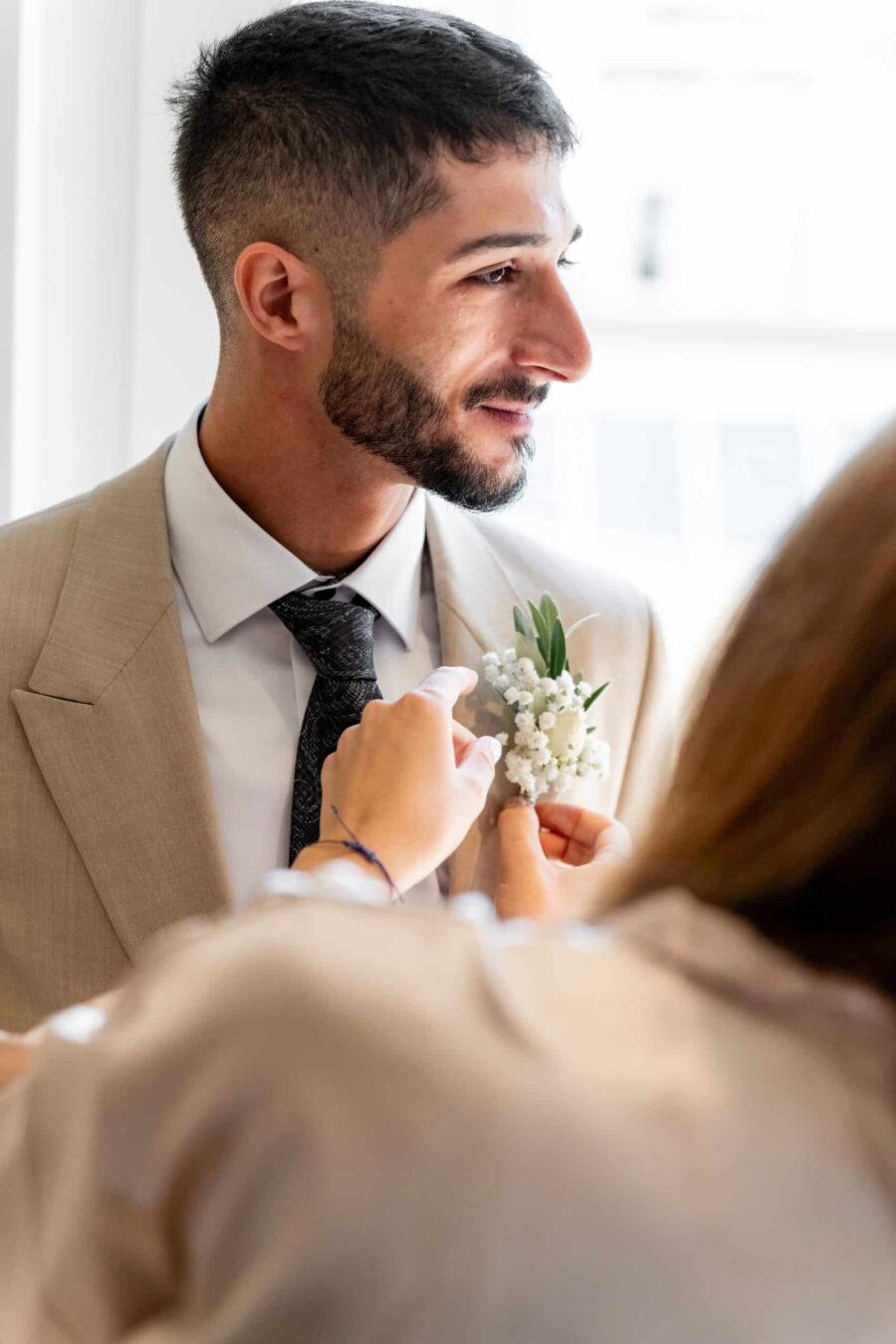 Bräutigam mit Ansteckblume im Anzug.