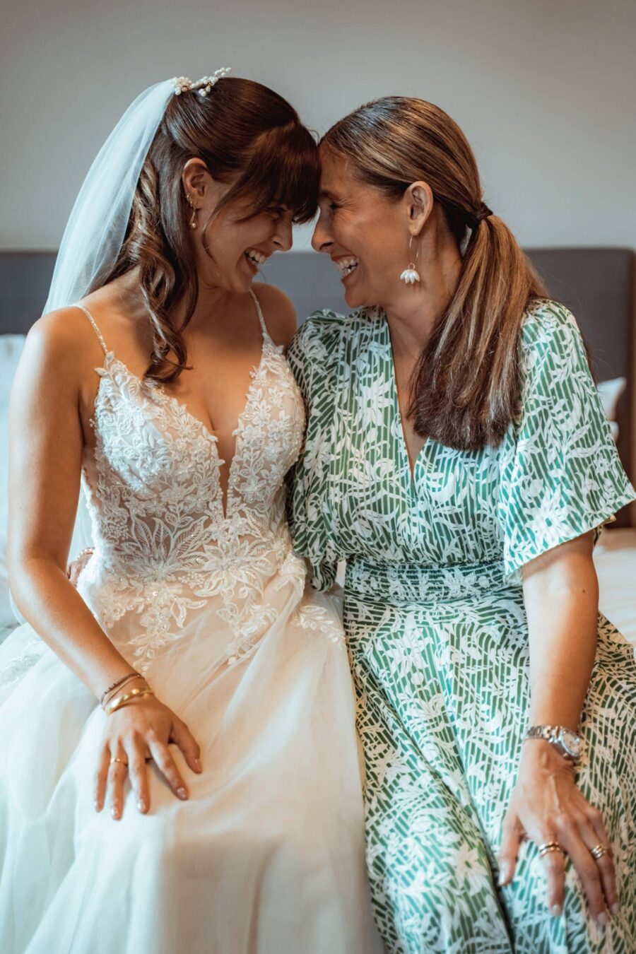 Braut lächelt innig mit Begleitperson