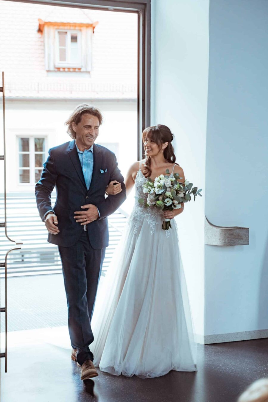 Braut und Begleiter betreten den Raum