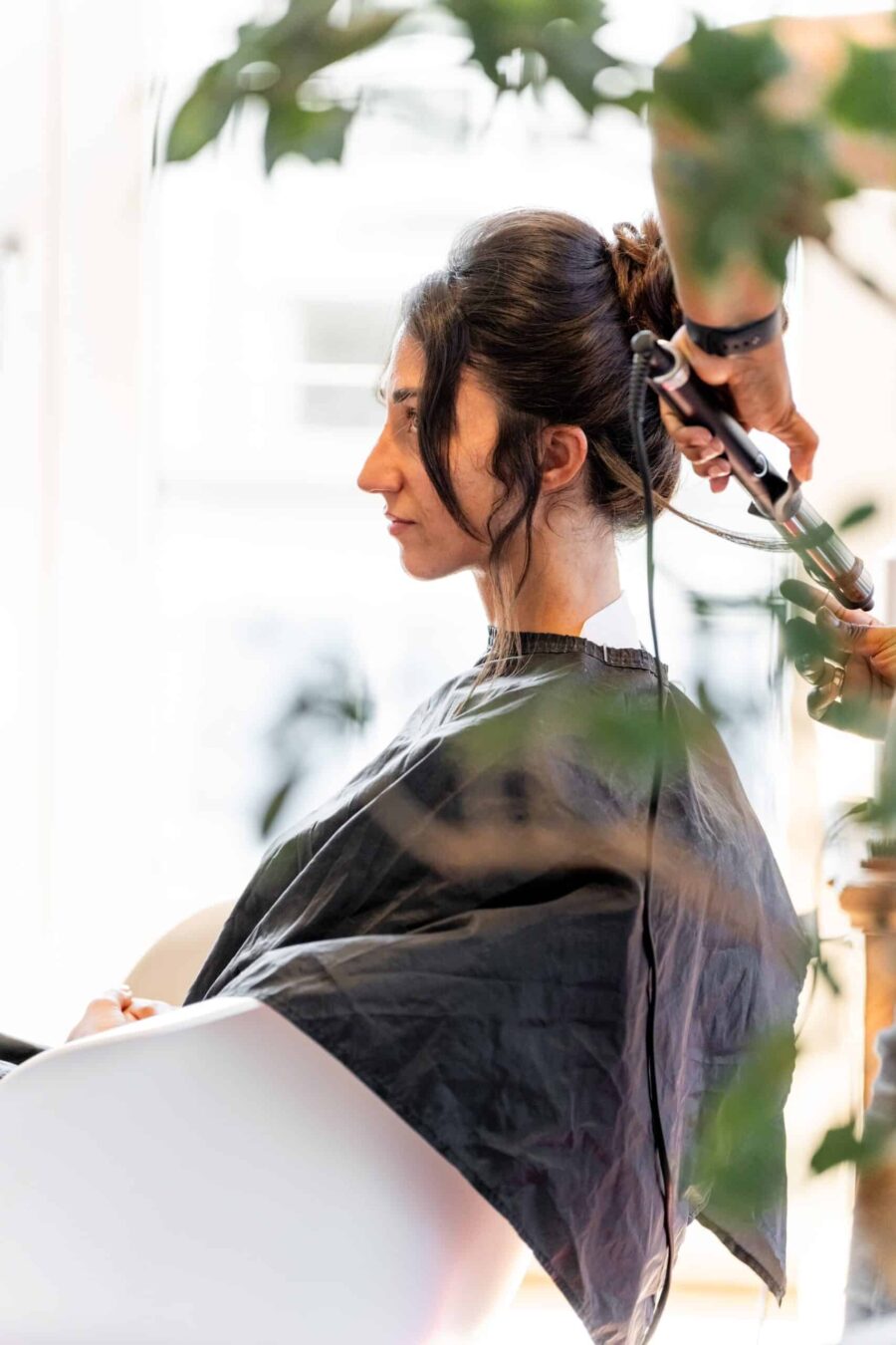 Brautstyling mit Lockenstab vor der Hochzeit.