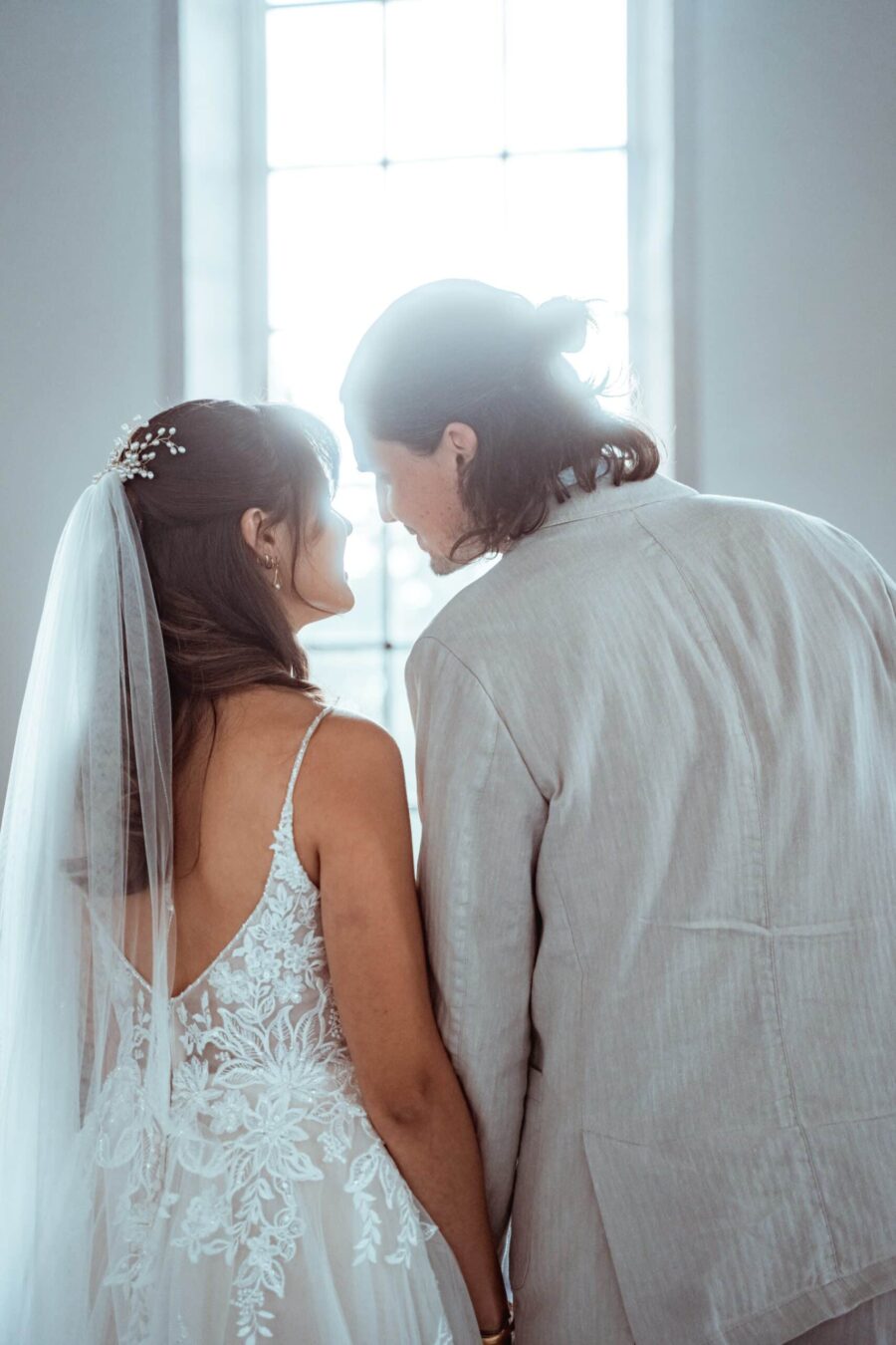 Brautpaar vor großem Fenster