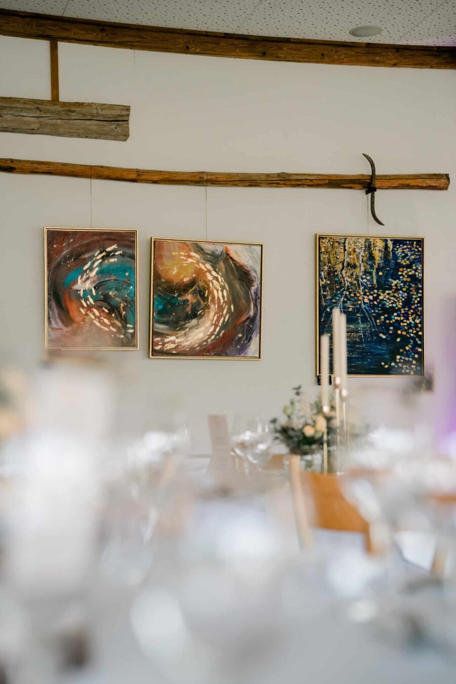 Kunstvoll dekorierter Hochzeitsraum mit Gemälden.