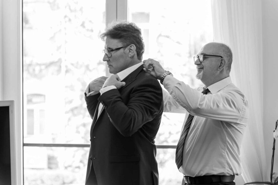 Anzuganpassung für die Hochzeit im Indoor-Bereich.