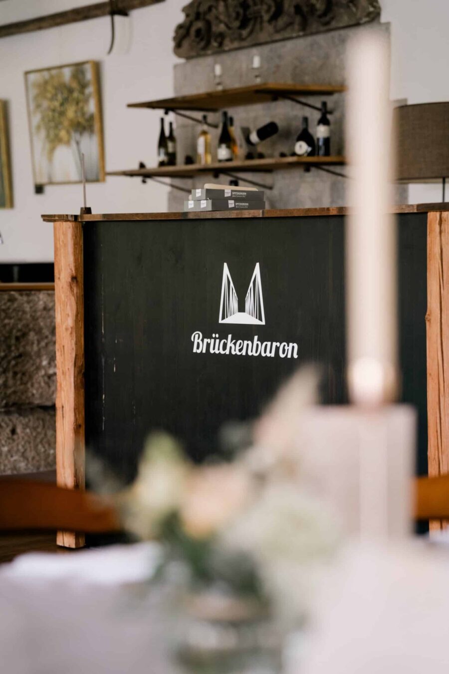 Rustikale Hochzeitsbar mit Dekorationen