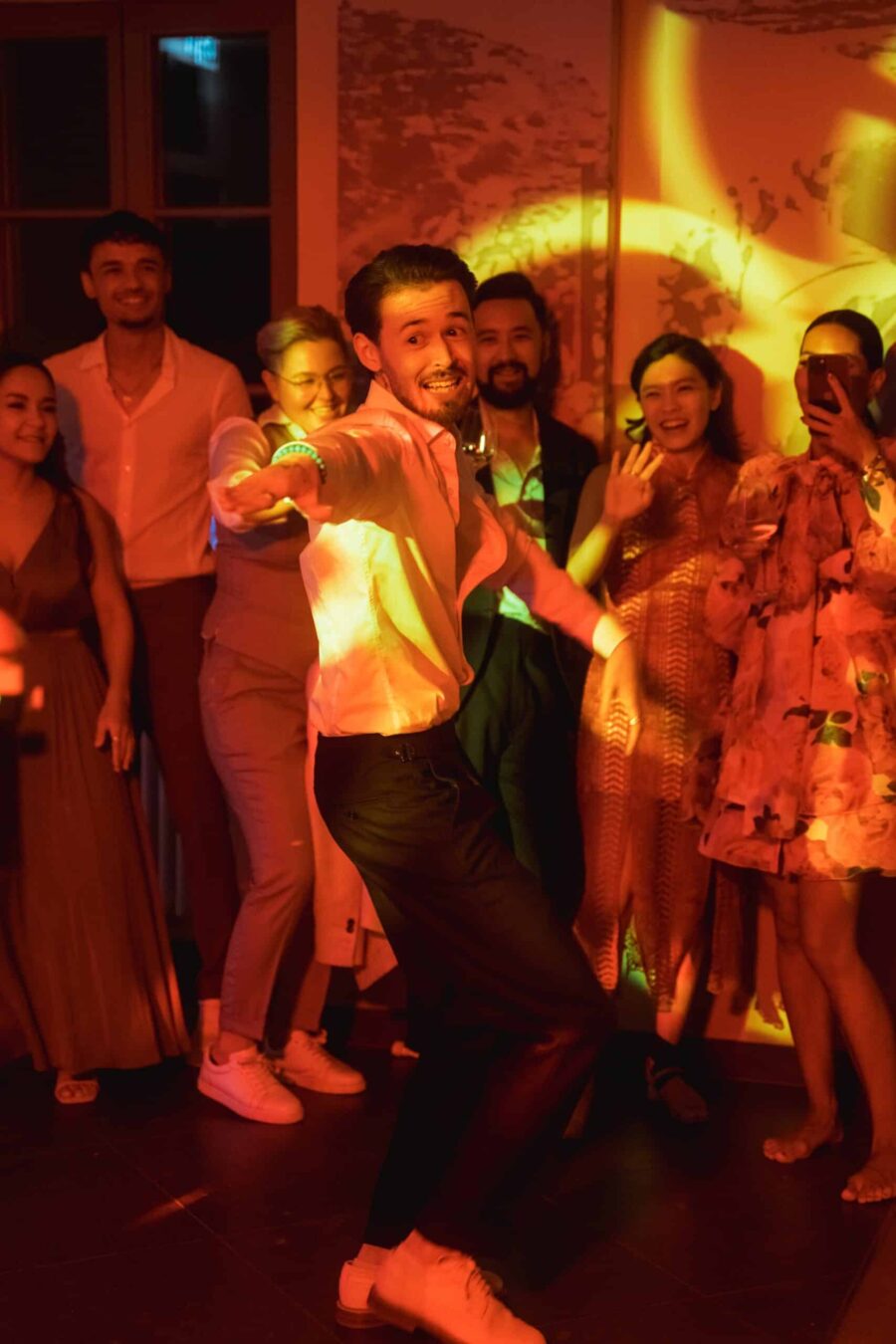 Jubelnde Gäste auf der Tanzfläche bei Hochzeitsparty