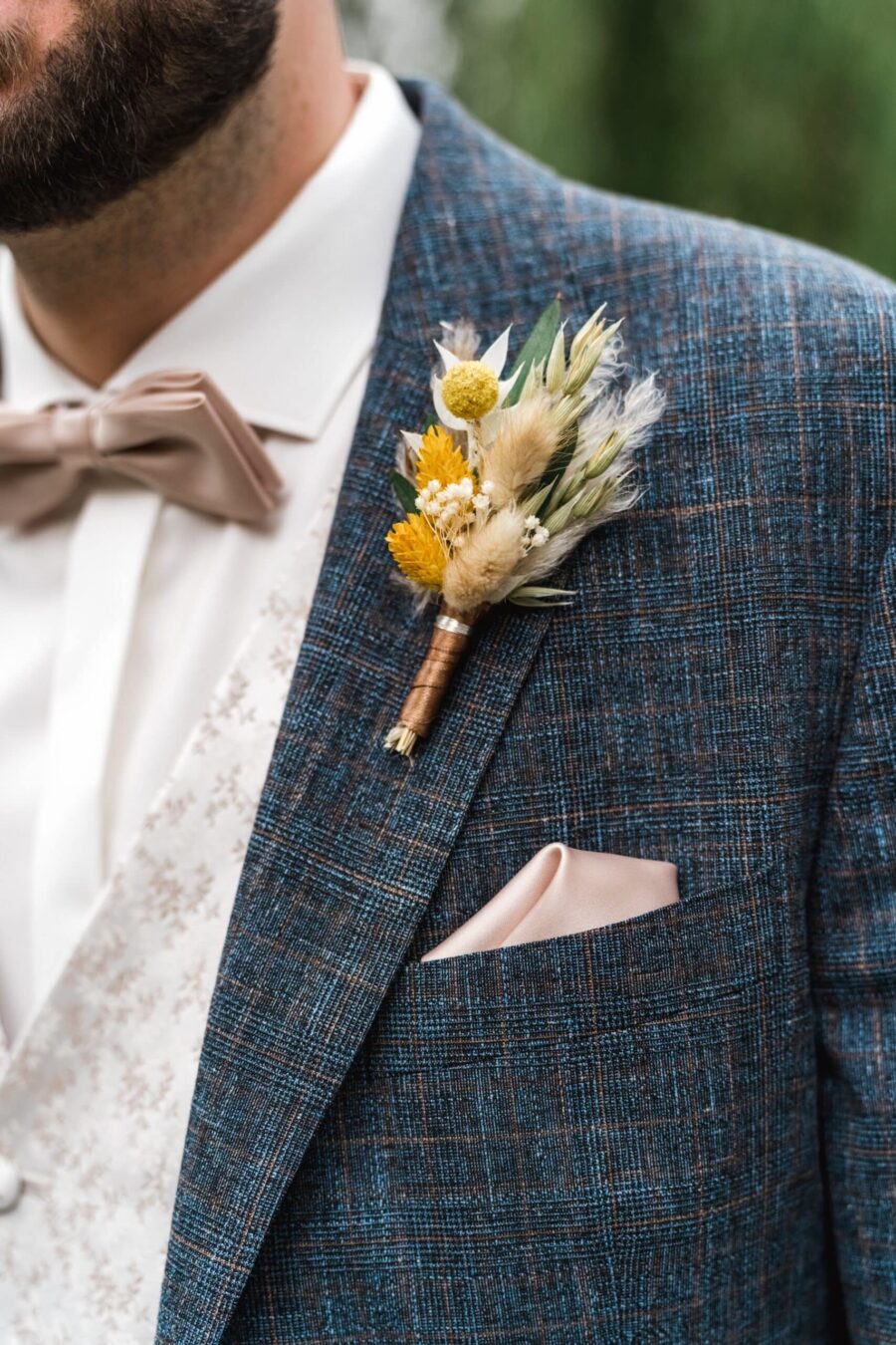 Eleganter Hochzeitsanzug mit Blumenanstecker