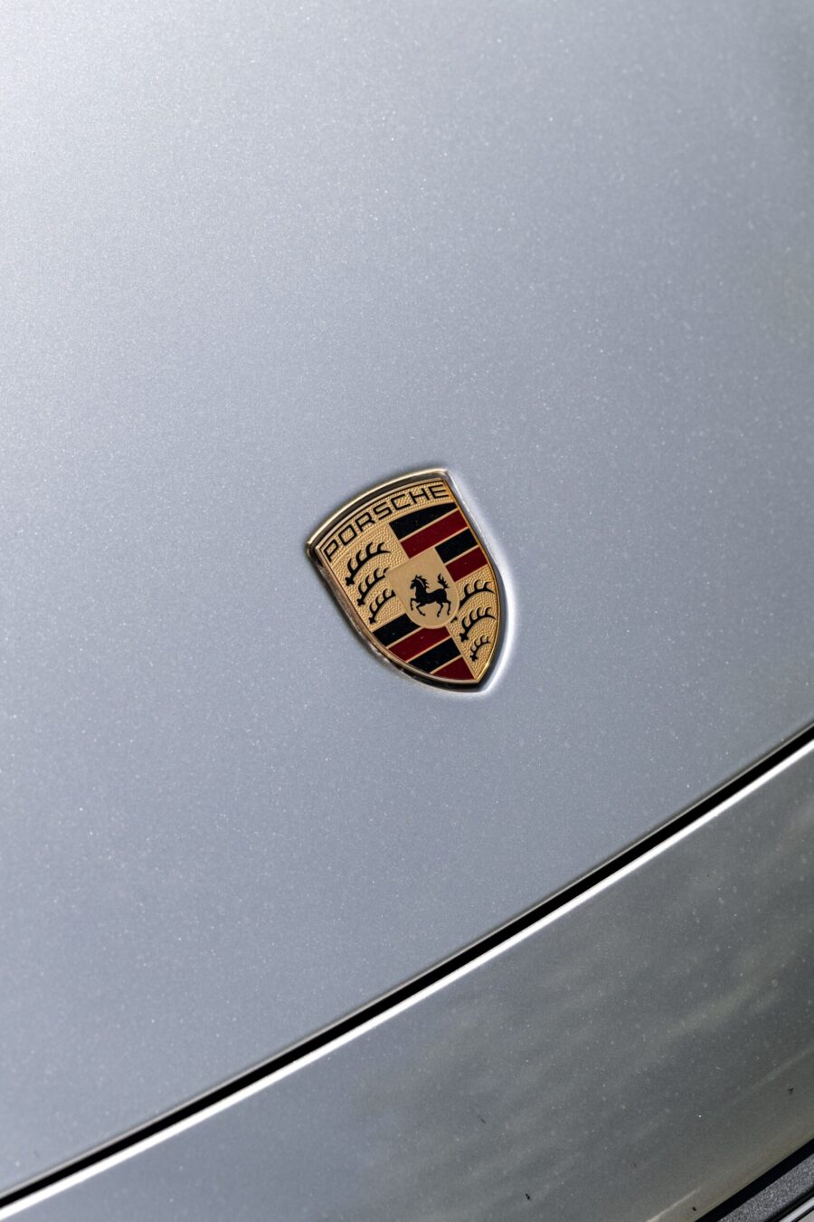 Silberfarbener Porsche für Hochzeitstransport