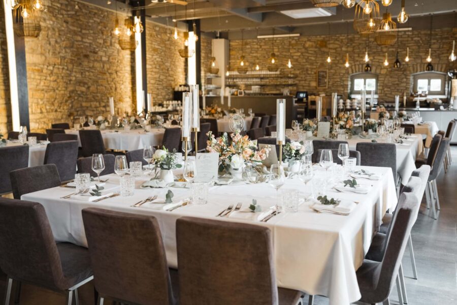 Elegante Hochzeitstafel mit Blumen und Kerzenständern