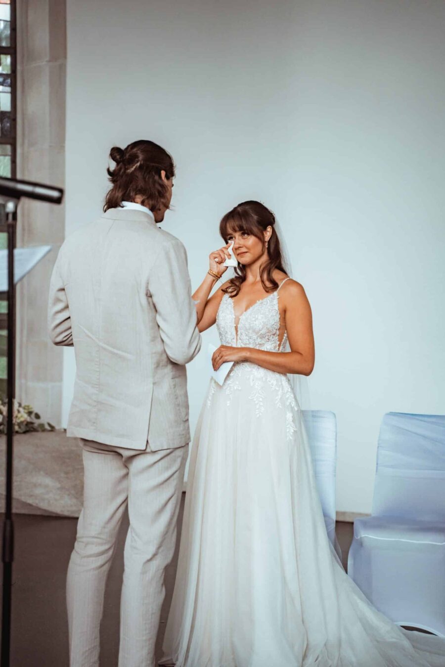 Brautpaar bei emotionaler Trauzeremonie