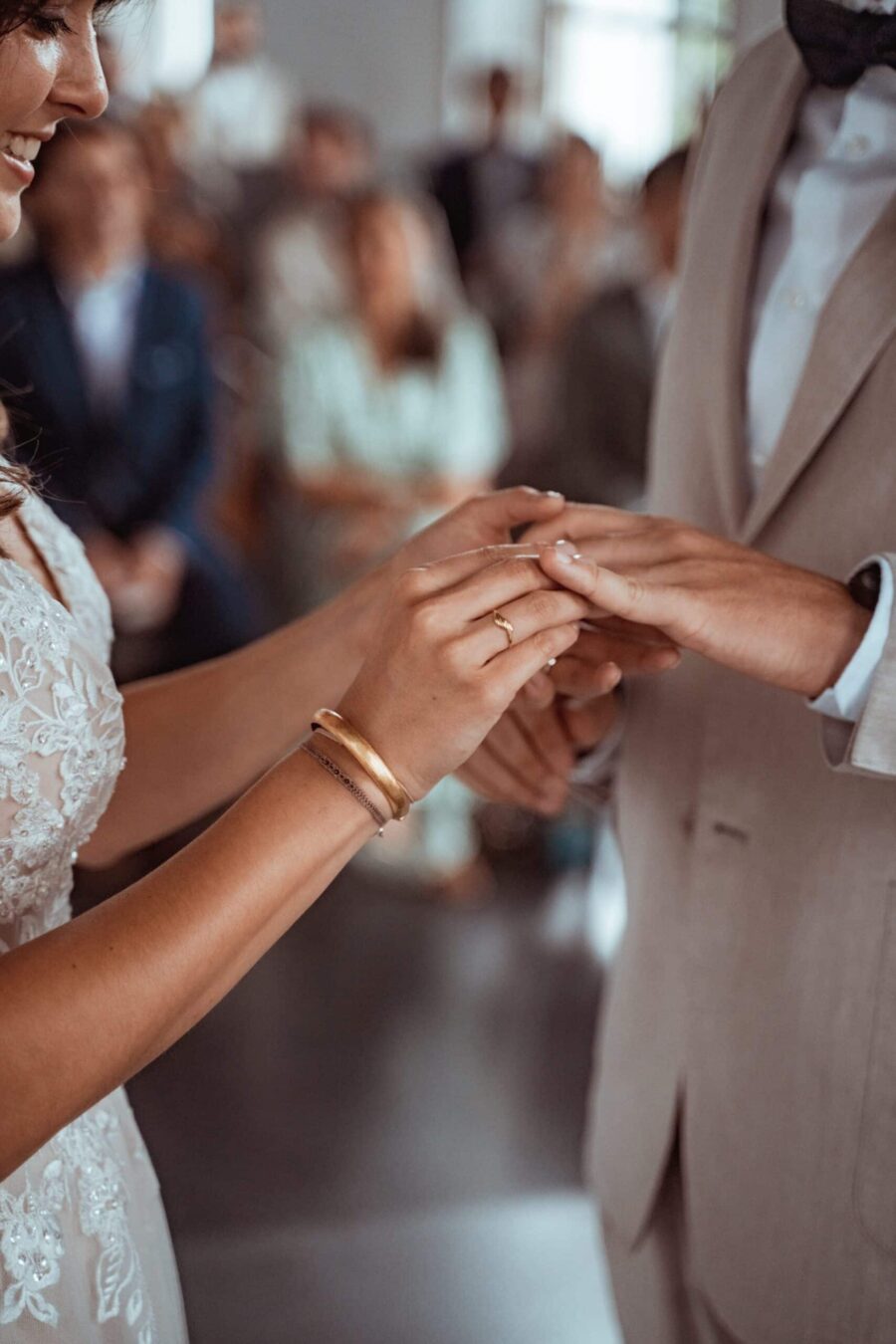 Ringe tauschen bei Hochzeitszeremonie
