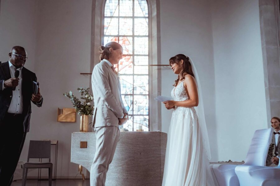 Trauung in der Kirche mit Brautpaar und Redner.