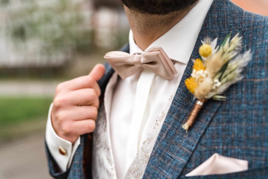 Eleganter Hochzeitsanzug mit boutonniere