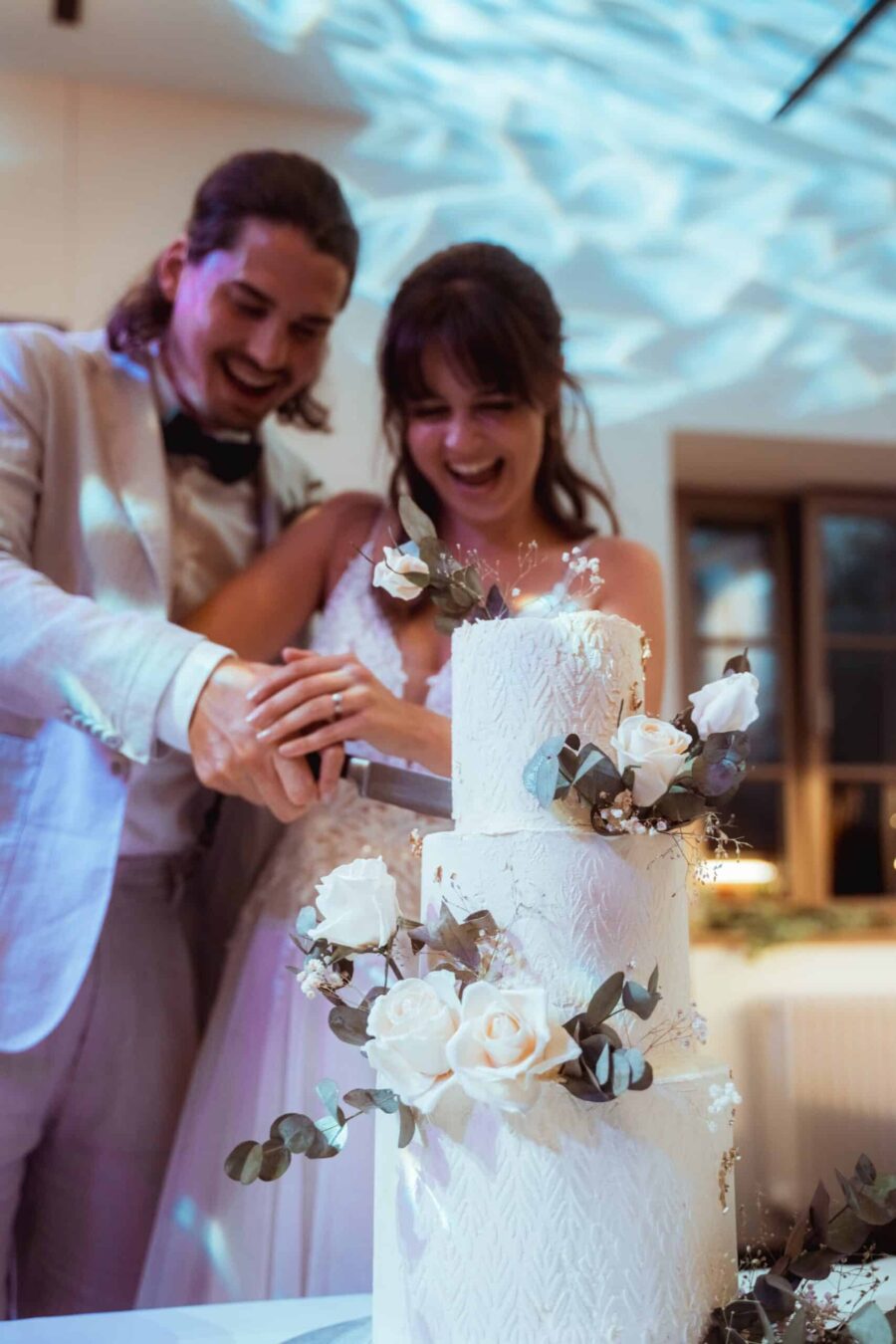 Brautpaar schneidet Hochzeitstorte an