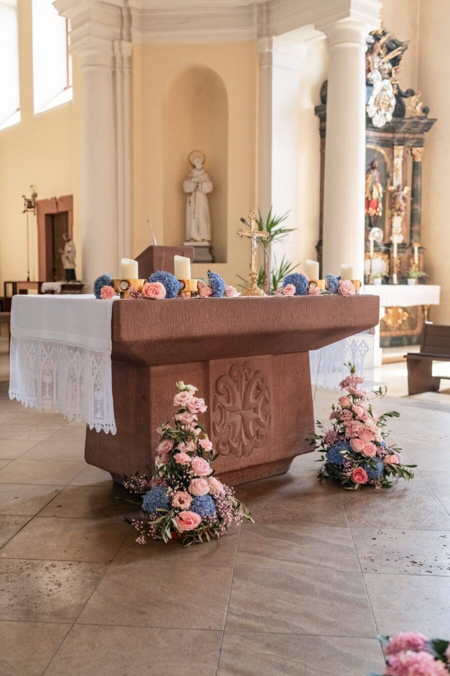 Kirchenaltar mit Blumendekorationen