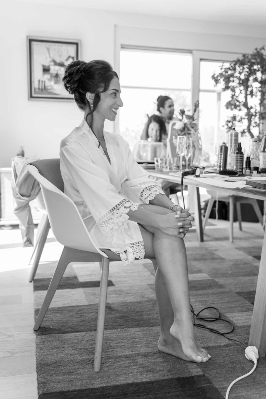 Braut im Morgenmantel beim Hochzeitsvorbereitungen