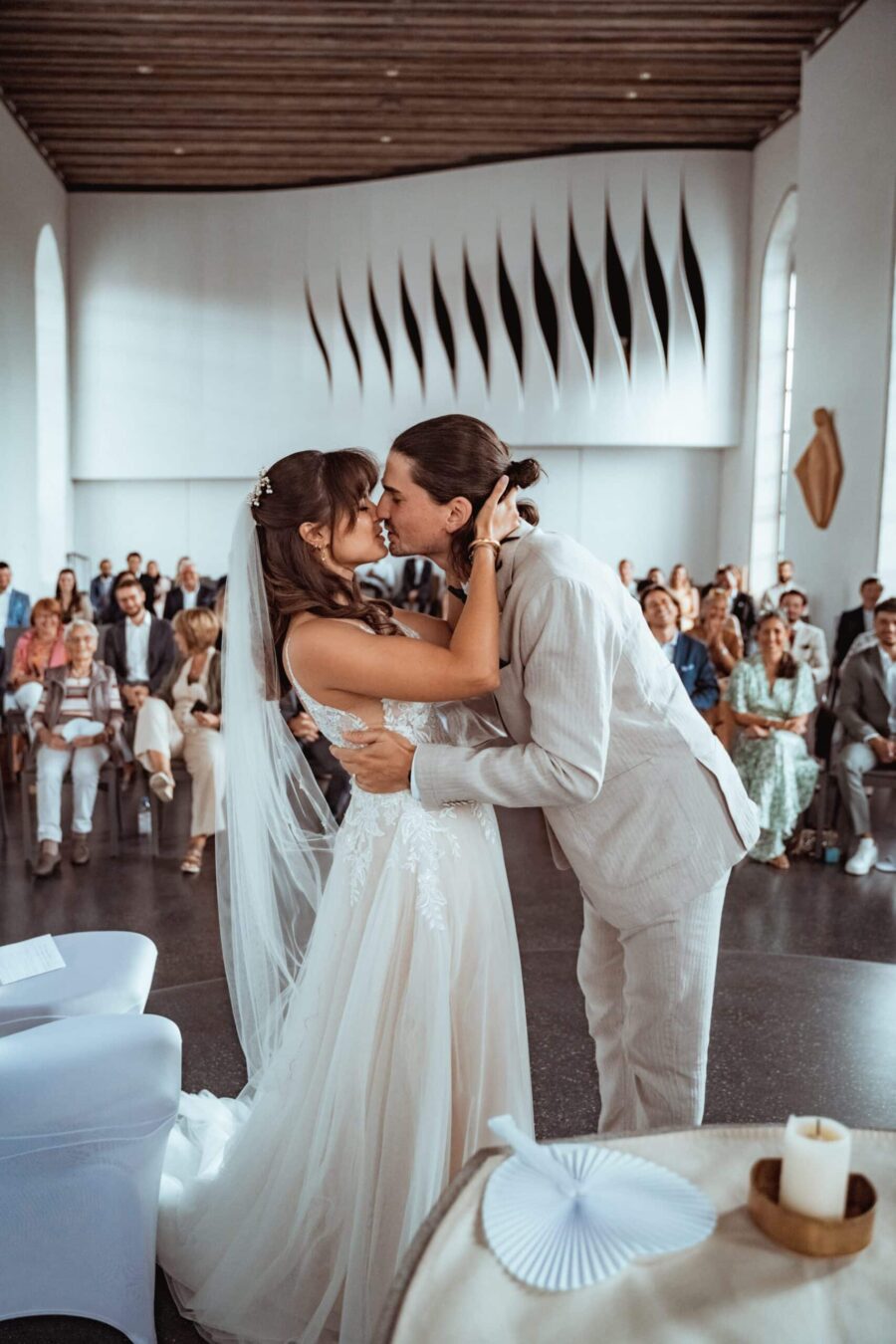 Brautpaar küsst sich während der Trauung
