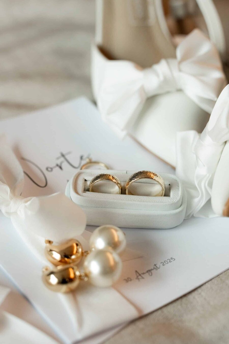 Hochzeit Villa Oriental | Editorial Summer Vibes & Live Cooking 2 Eheringe und Hochzeitseinladung mit Schleifen