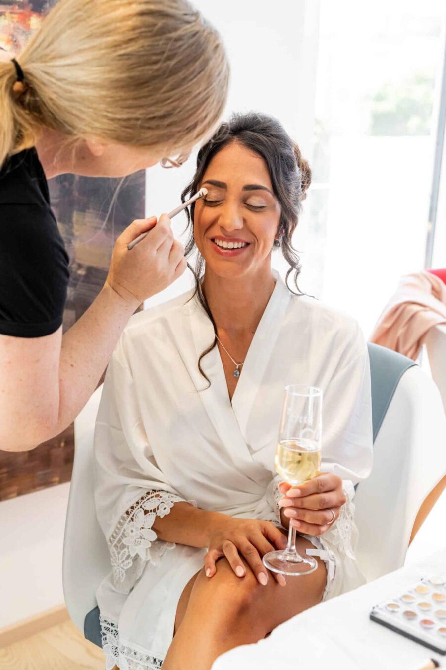 Braut beim Schminken vor der Hochzeit