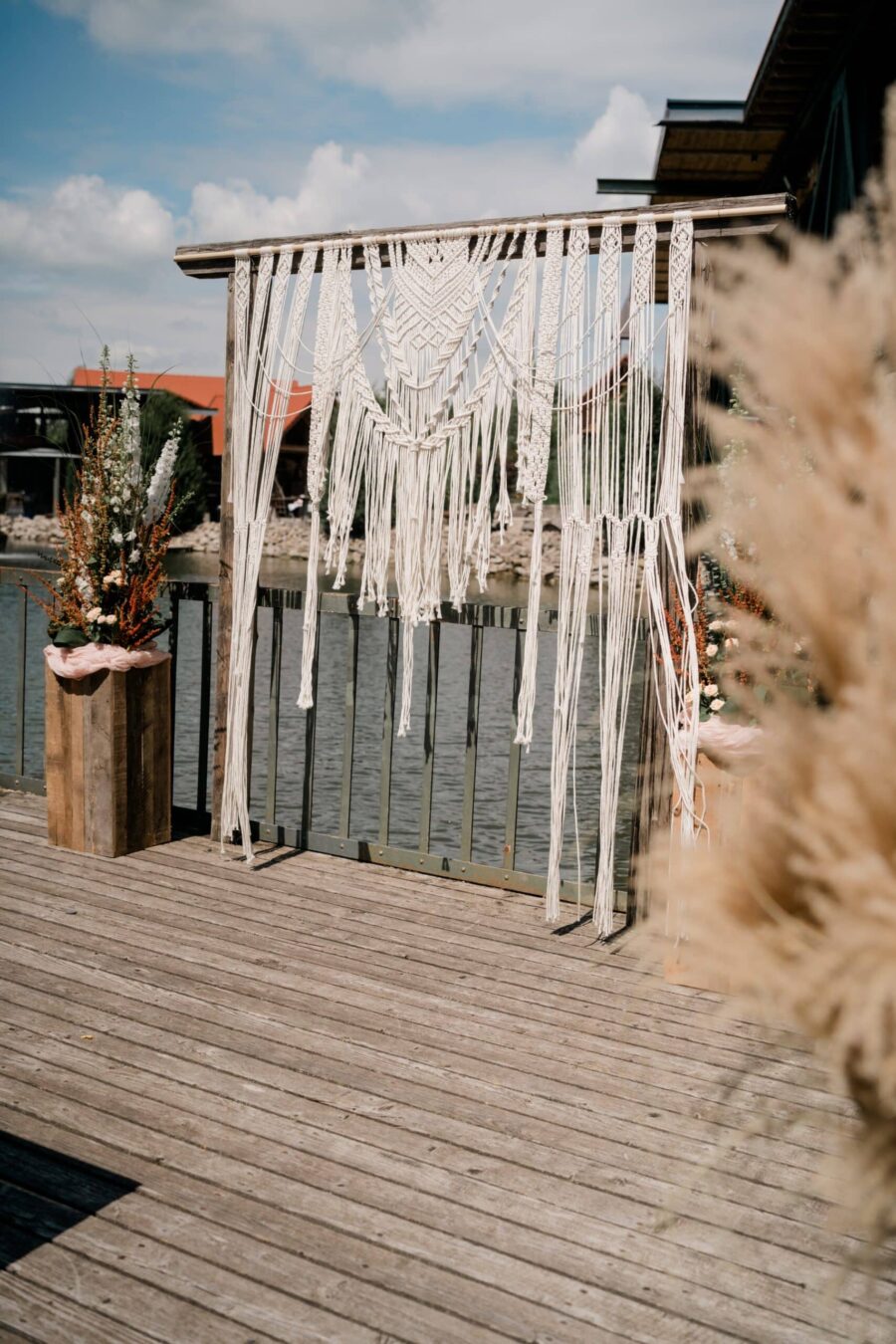 Dekoratives Macramé bei der Hochzeit am Steg