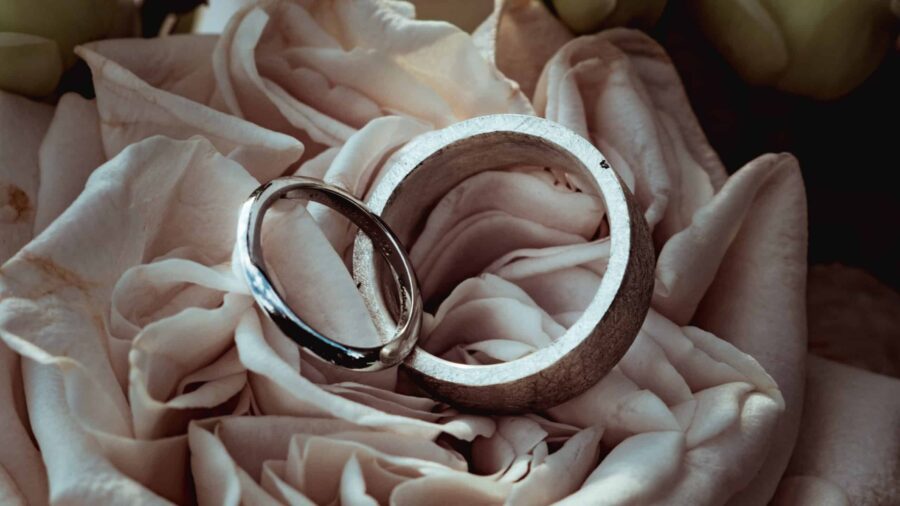 Eheringe auf Rosenblüten