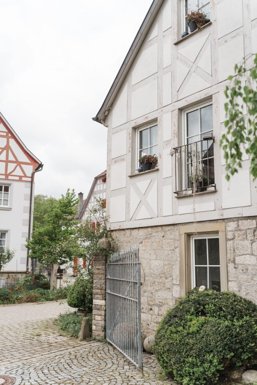 Fachwerkhäuser und Kopfsteinpflaster im Innenhof