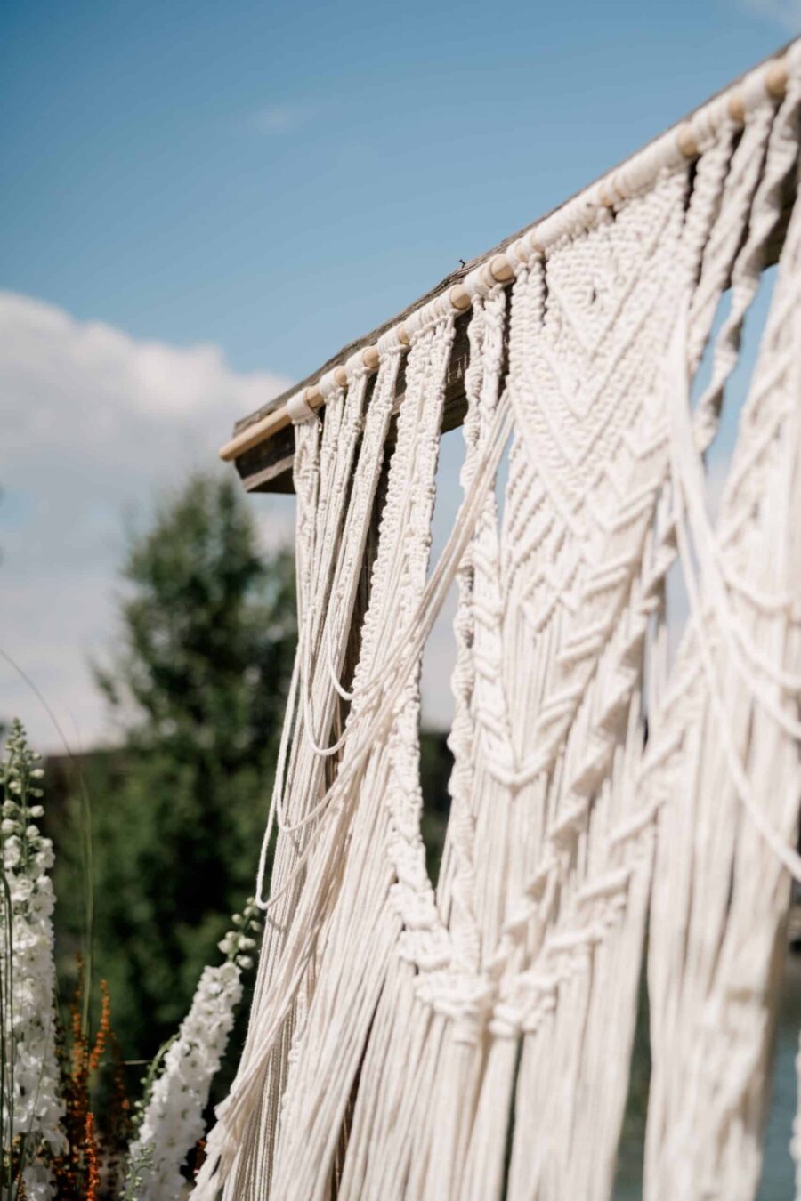 Makramee-Dekoration bei Sommerhochzeit im Freien