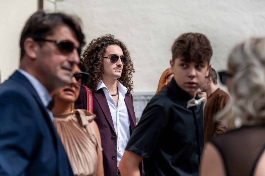 Gäste versammeln sich bei Hochzeit im Freien