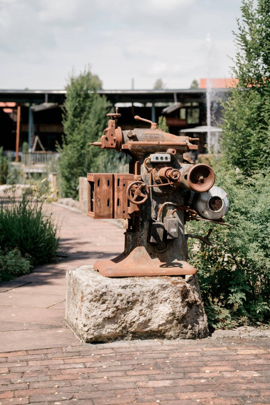 Garten mit alter Werkzeugmaschine im Freien
