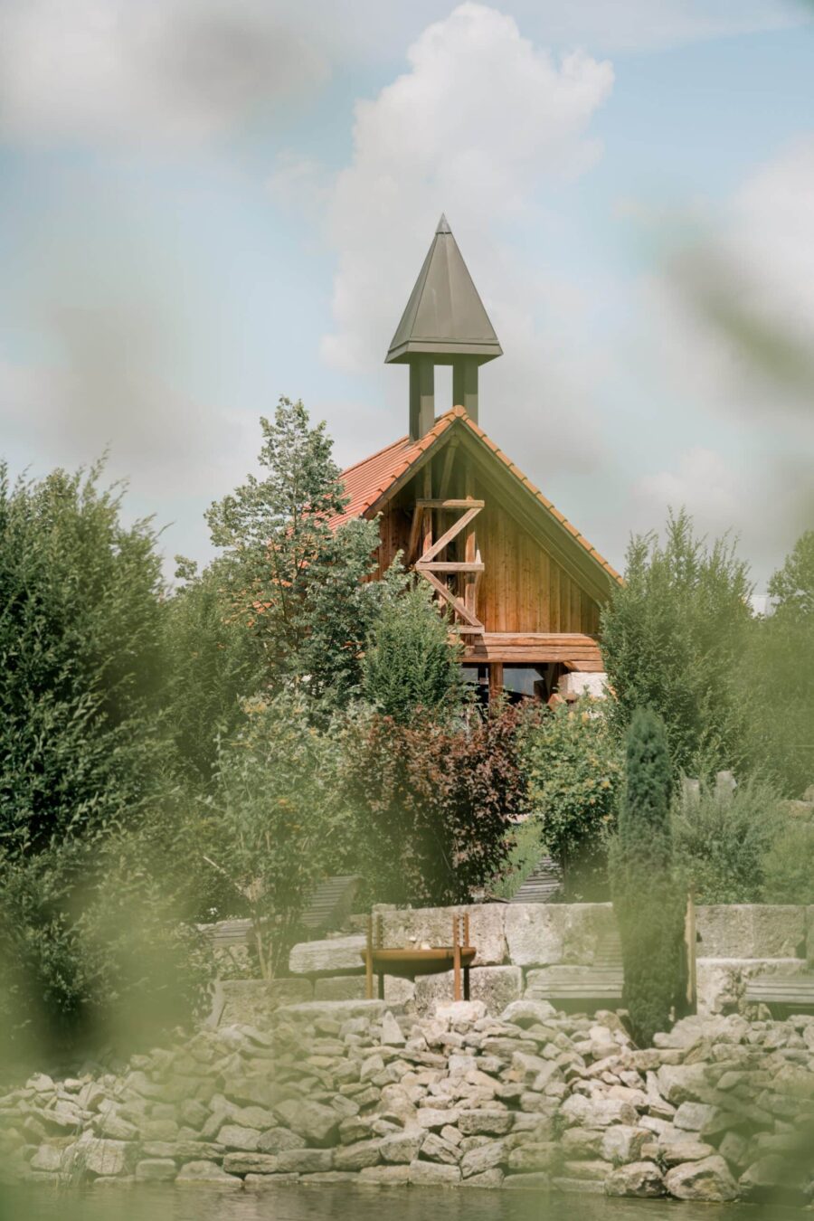 Ländliche Hochzeitskapelle im Grünen.