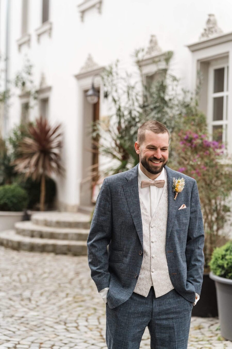 Bräutigam im Anzug vor Hochzeitshaus