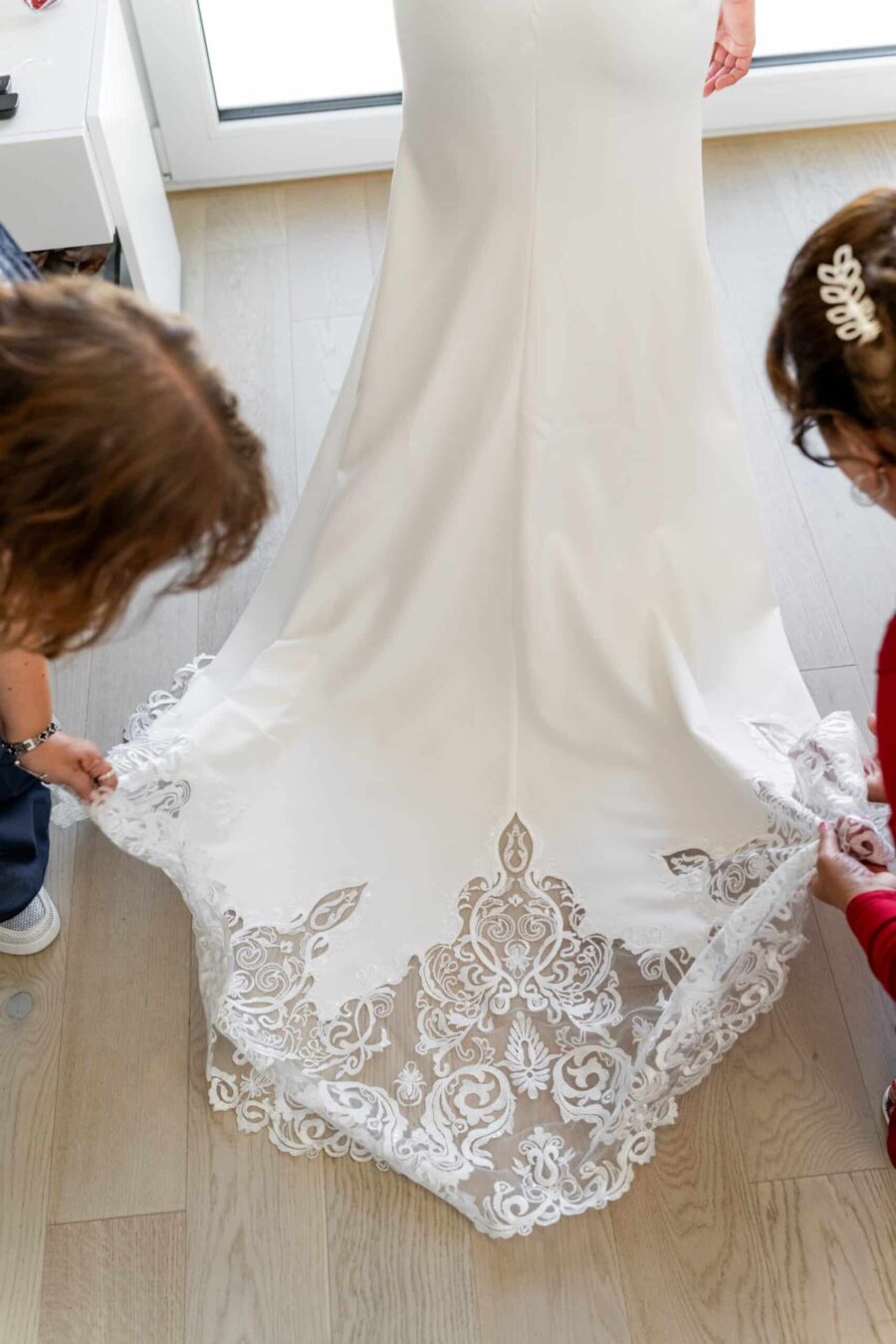 Brautkleid mit Spitze wird arrangiert