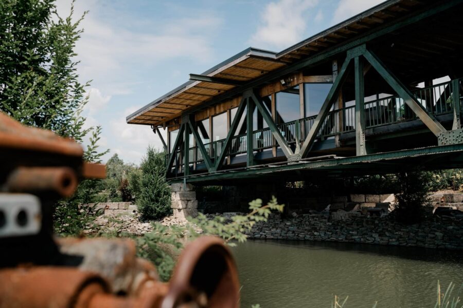 Brücke mit moderner Architektur über Flusslauf