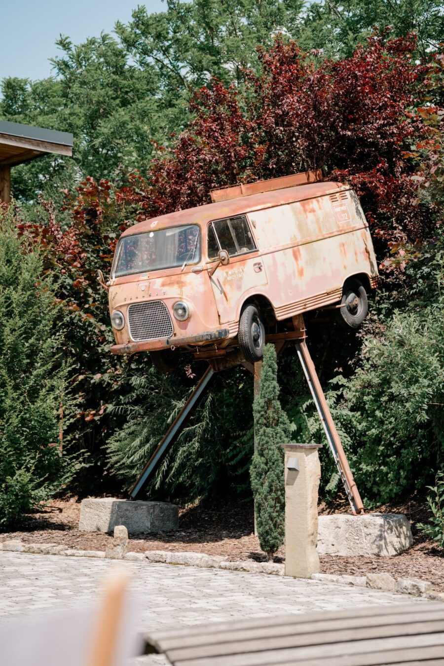 Rostiger Lieferwagen im Garten als Hochzeitsdeko.
