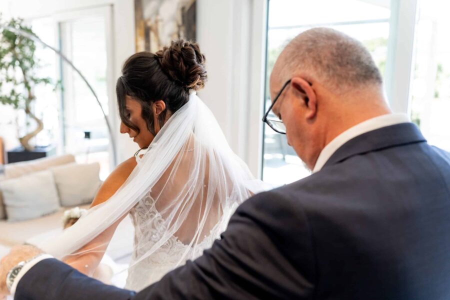 Braut wird von Begleiter für Hochzeit vorbereitet