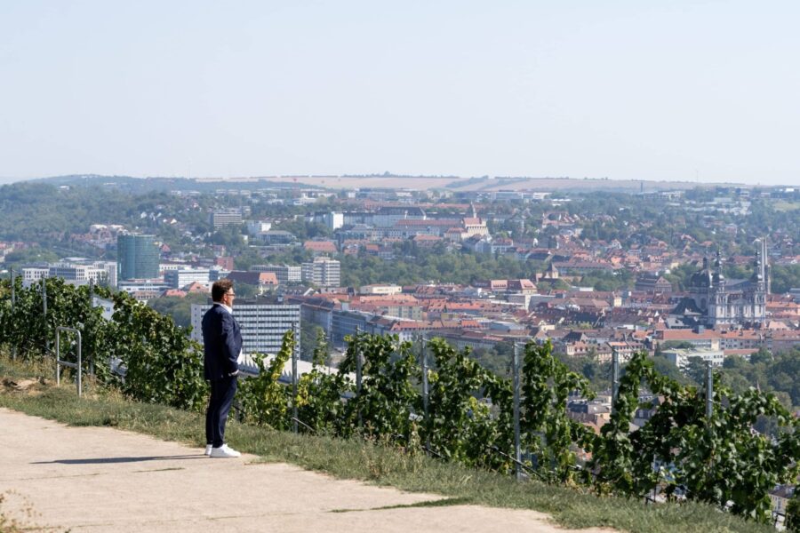 Person im Anzug mit Blick über Stadtpanorama