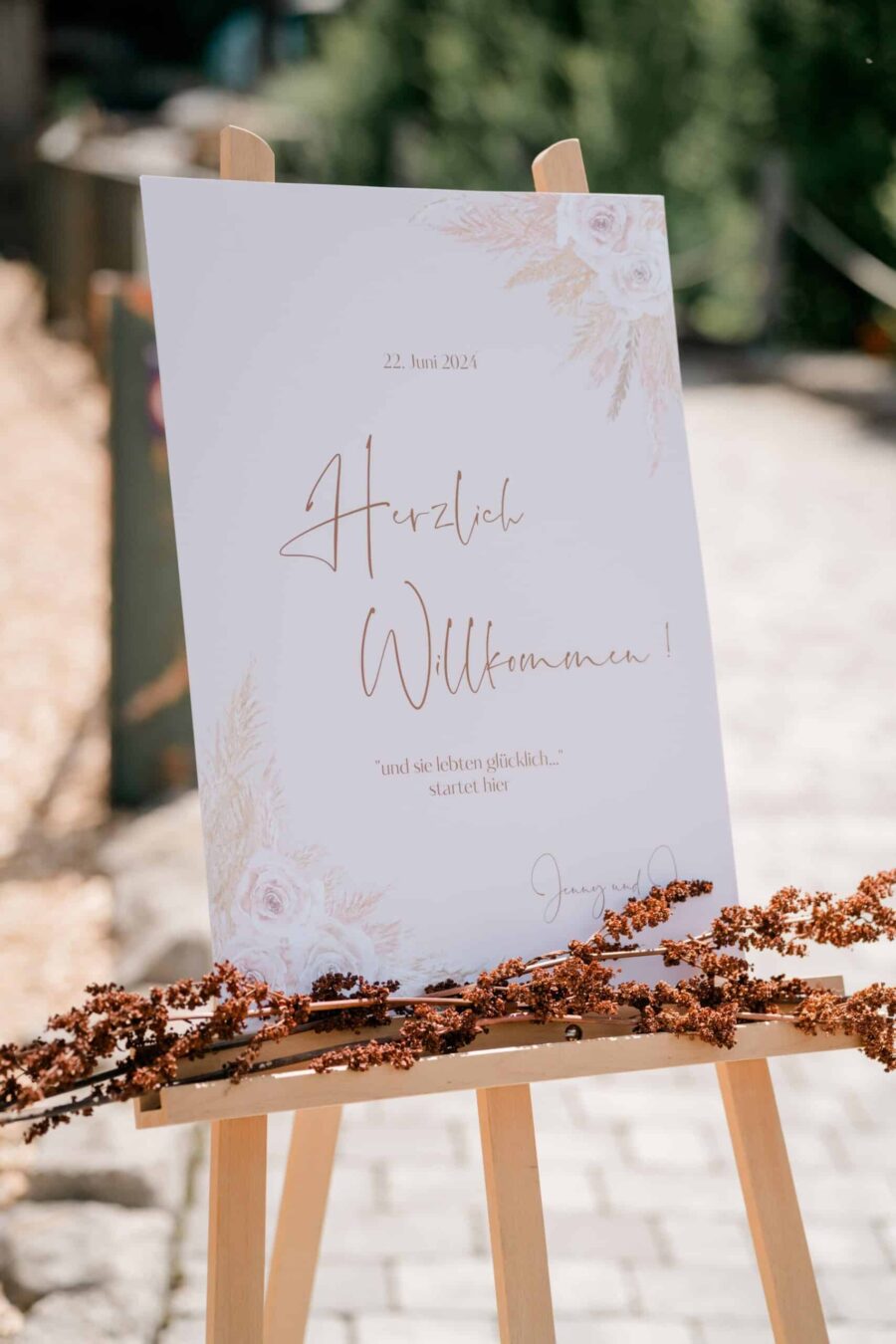 Willkommensschild zur Hochzeit im Freien.