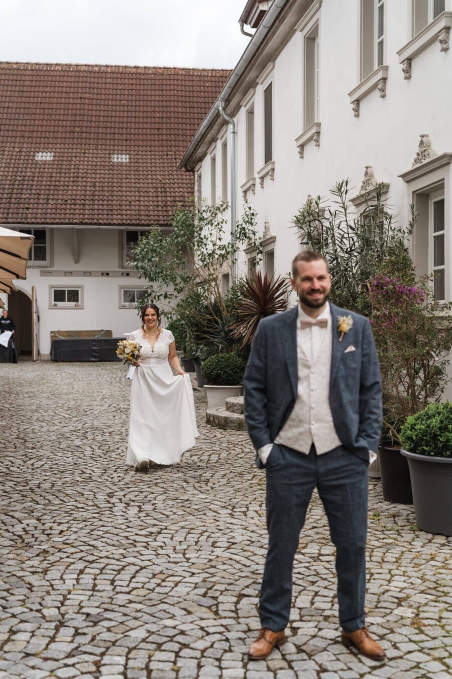 Brautpaar im Innenhof bei Hochzeitsfeier