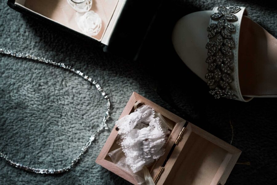 Hochzeitsaccessoires und Schmuck auf Teppich