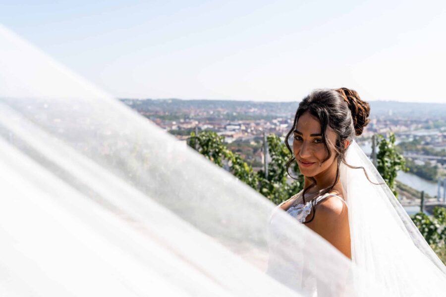 Braut mit Schleier vor Stadtpanorama