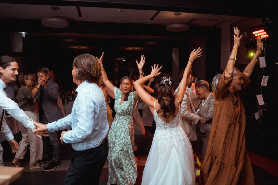 Hochzeitsgäste tanzen ausgelassen bei Feier