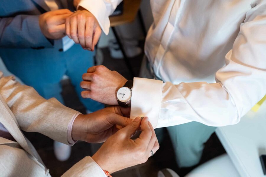 Anzuganpassung des Bräutigams vor der Hochzeit.