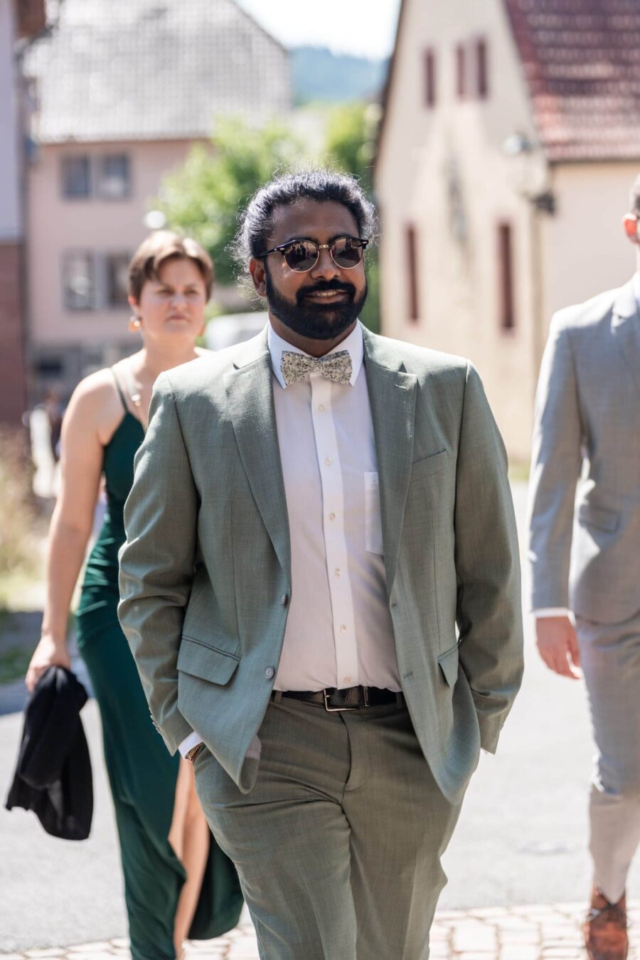 Gäste in eleganter Kleidung bei Hochzeitsempfang