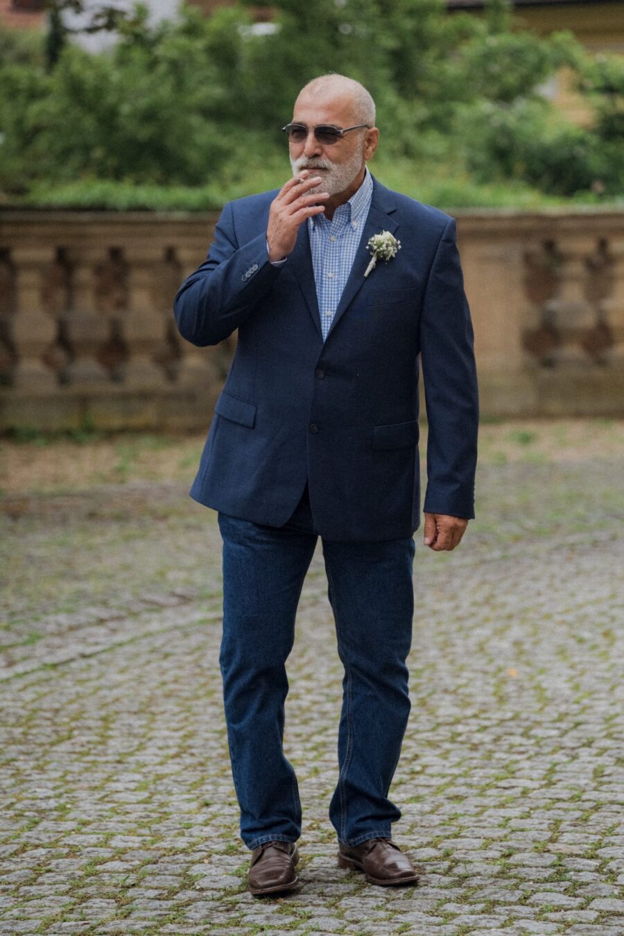 Gast im eleganten Anzug im Garten.