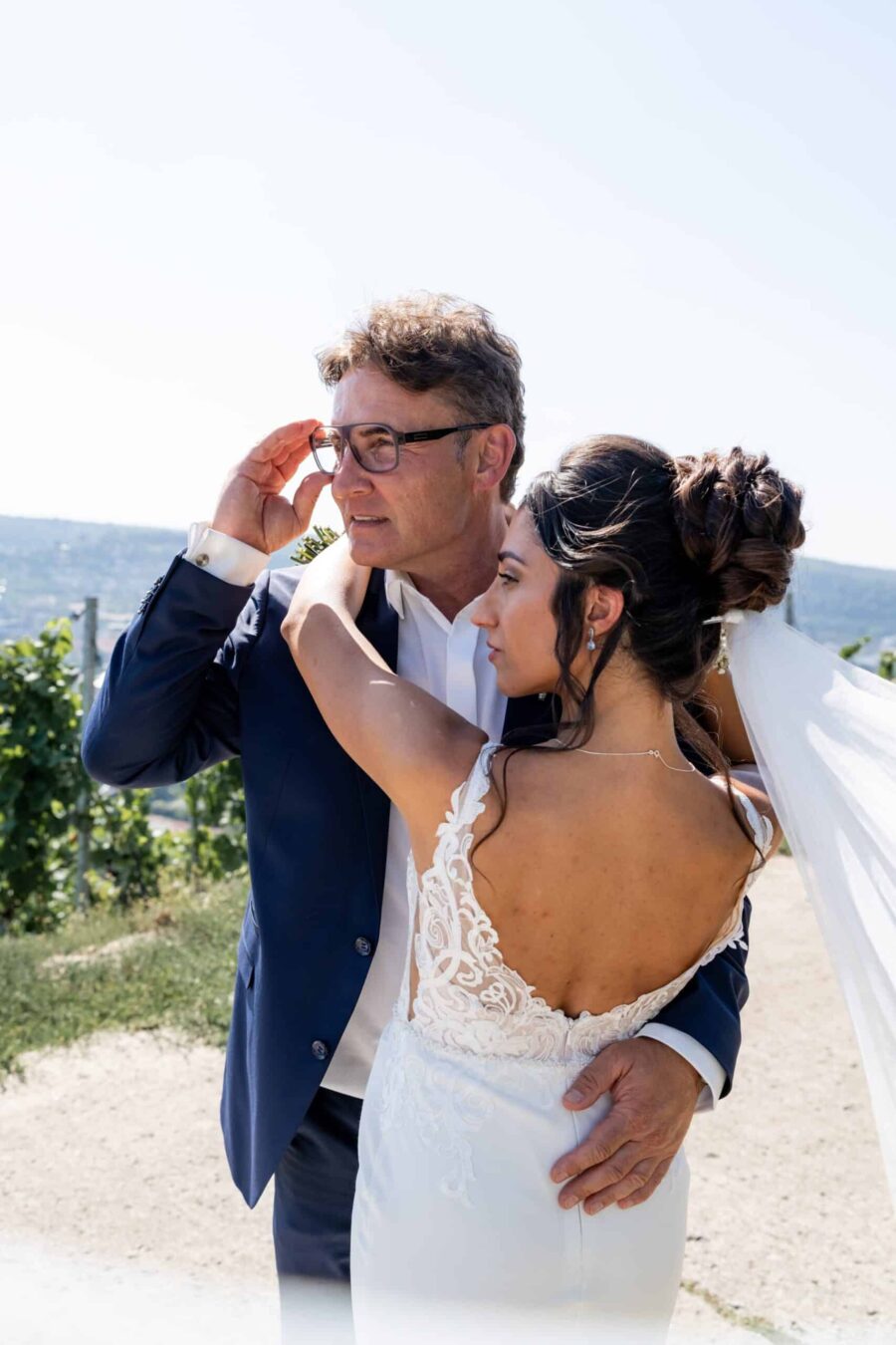 Brautpaar umarmt sich im Garten mit Weitblick