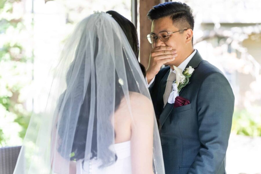 Brautpaar emotionaler Moment bei Trauung im Garten.